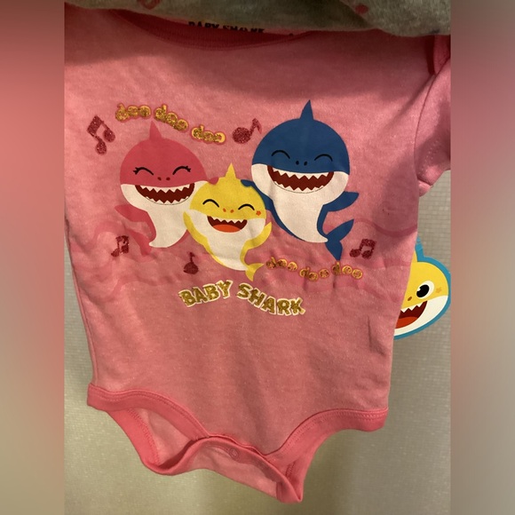 New Baby Shark Onesie Girls 6 to 9 Months 2 Pieces Pink Grey Bodysuit - Picture 8 of 12